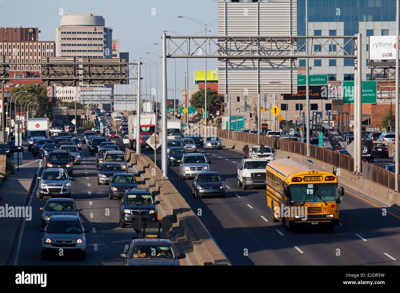 Provinz Kanada Quebec Montreal Verkehrsstau während der Rush Hour am Highway 40 Schulbus in der Mitte des Autos und Lastwagen Stockfoto