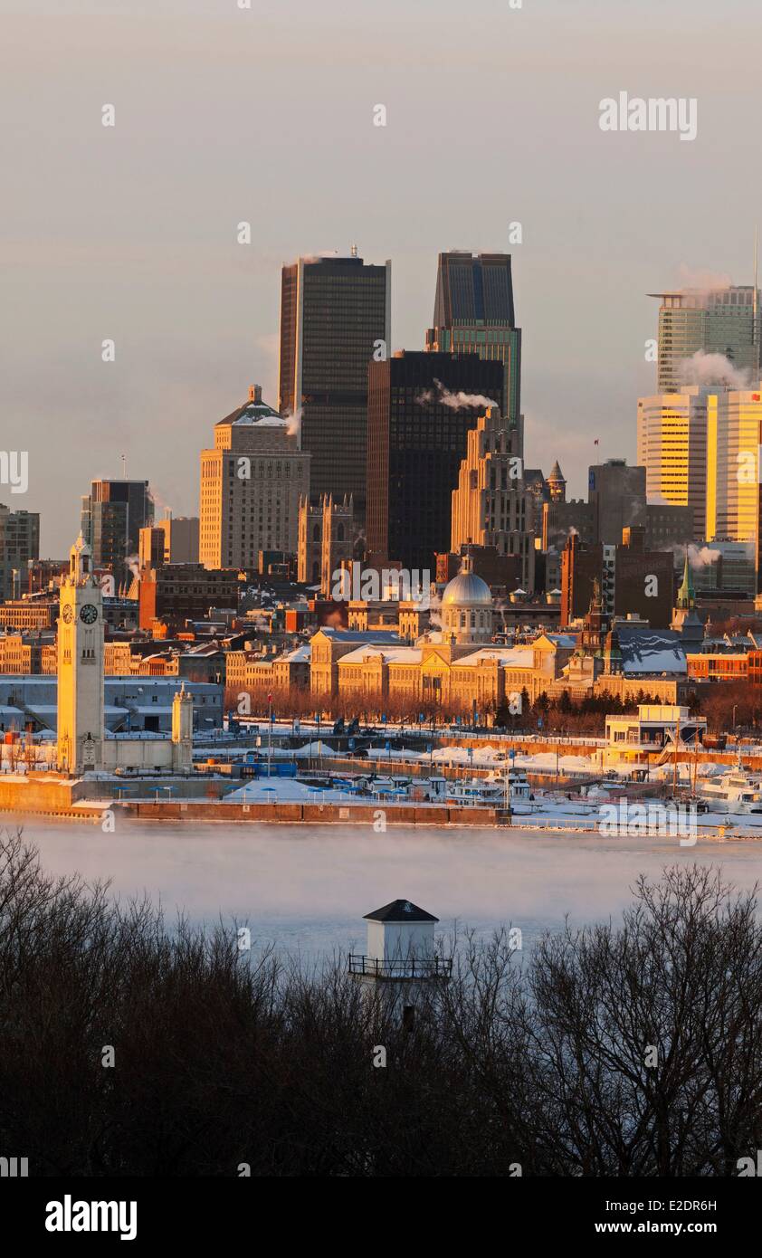 Provinz Kanada Quebec Montreal Hafen Old Montreal und der Innenstadt von den Ufern des Sankt-Lorenz im Nebel der starke Stockfoto
