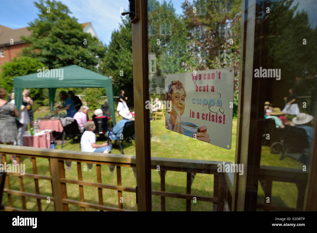 Garten Tea Party an einem alten Völker Home Care. England Großbritannien Stockfoto