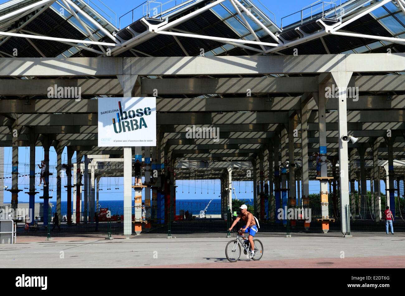 Spanien Katalonien Barcelona Barcelona Bosc Urba Stadtabenteuer Park mit Netzen Schlingpflanzen Bungee dumping und Hängebrücken Stockfoto