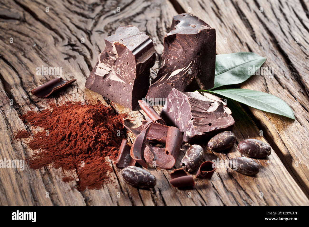 Schokolade und Kakao Bohne über Holztisch. Stockfoto