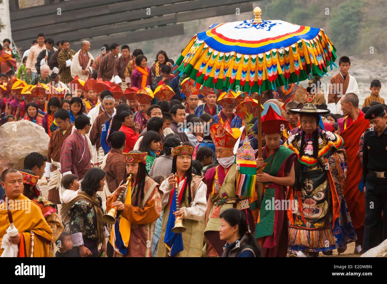 Bhutan Punakha Dzong Tsechu oder jährliche große Festparade und orange Zeremonie, wie tibetische Invasoren nachspielen wurden getäuscht Stockfoto