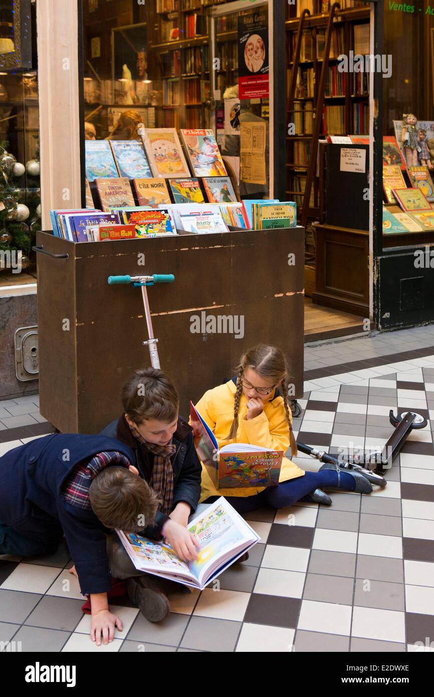 Frankreich Paris Passage Jouffroy Kinder Comics vor Le Petit Roi-Comic-Buch-Speicher lesen Stockfoto