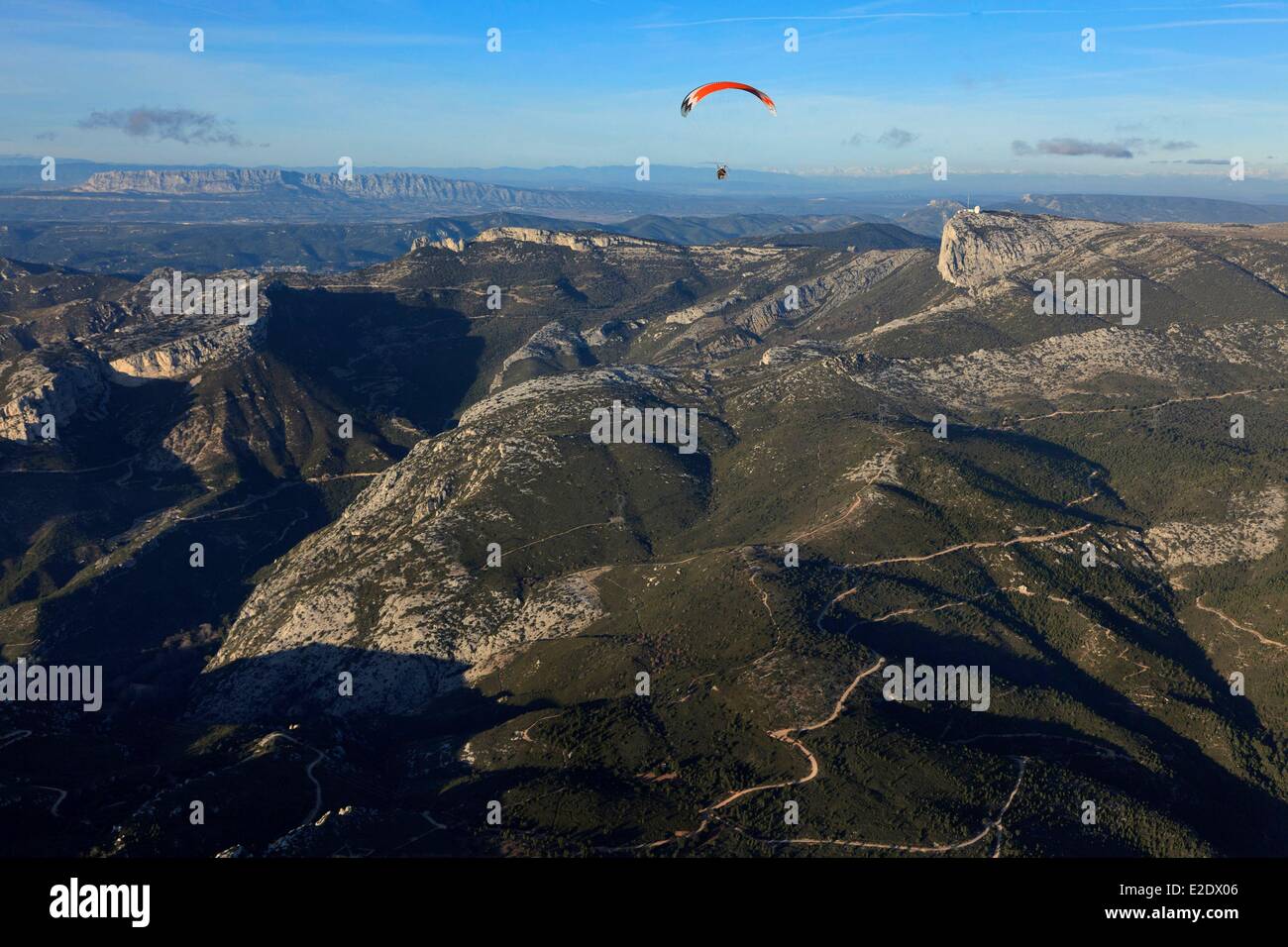 Frankreich Bouches du Rhone Sainte Baume Massivs Microlight fliegen Motorschirm oder powered Paraglider (Luftbild) Stockfoto