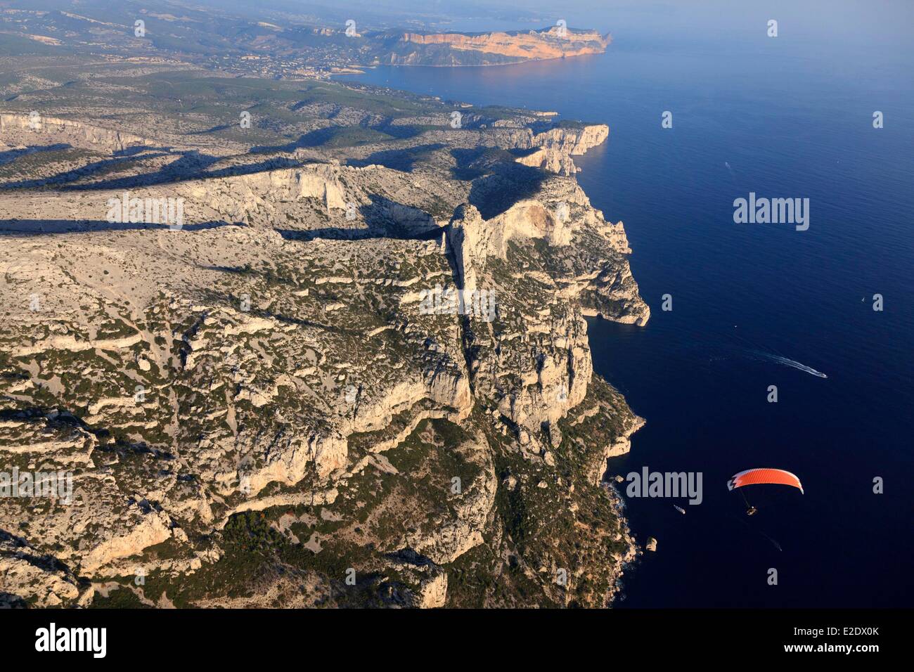 Bouches du Rhone in Frankreich Marseille und Cassis Calanques Nationalpark große Kandellen und Cape Devenson motorisierte Gleitschirmfliegen Stockfoto