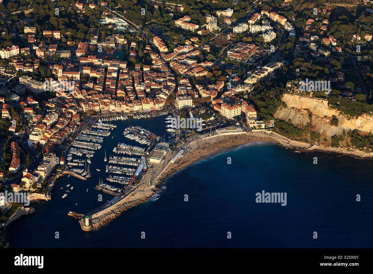 Frankreich Bouches du Rhone Cassis Hafen und Burg (Luftbild) Stockfoto