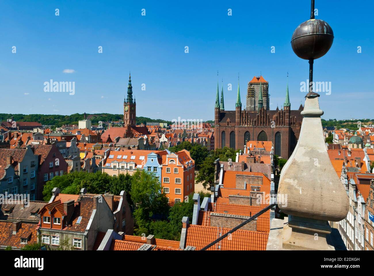 Östlichen Pommern Danzig Polen die Dächer der Innenstadt und der Marienkirche (Bazylika Mariacka) aus gesehen die Stockfoto