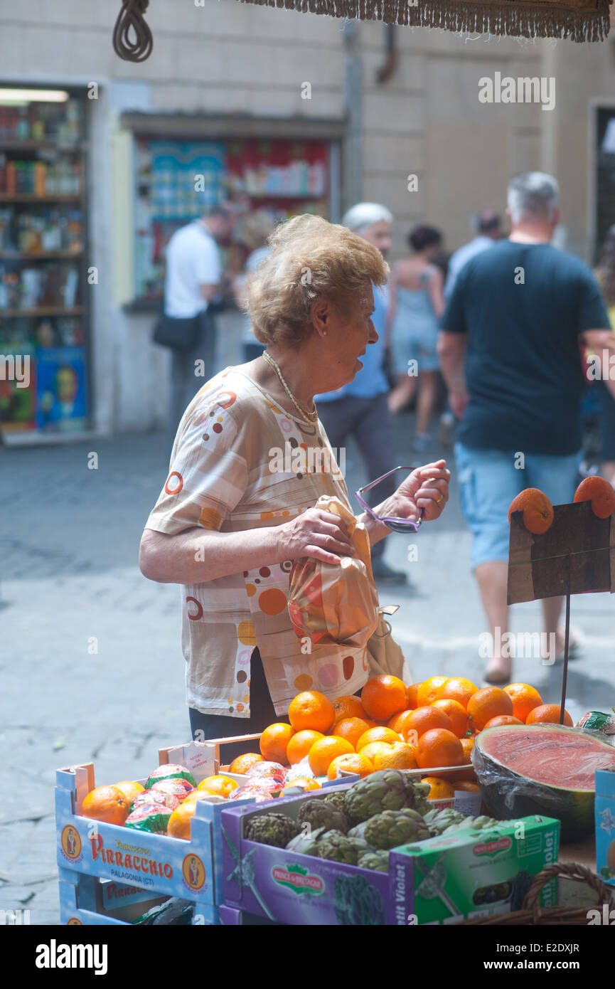 Rom Italien - Markt Menschen beim Einkaufen in Agrar-Campo dei Fiori Stockfoto