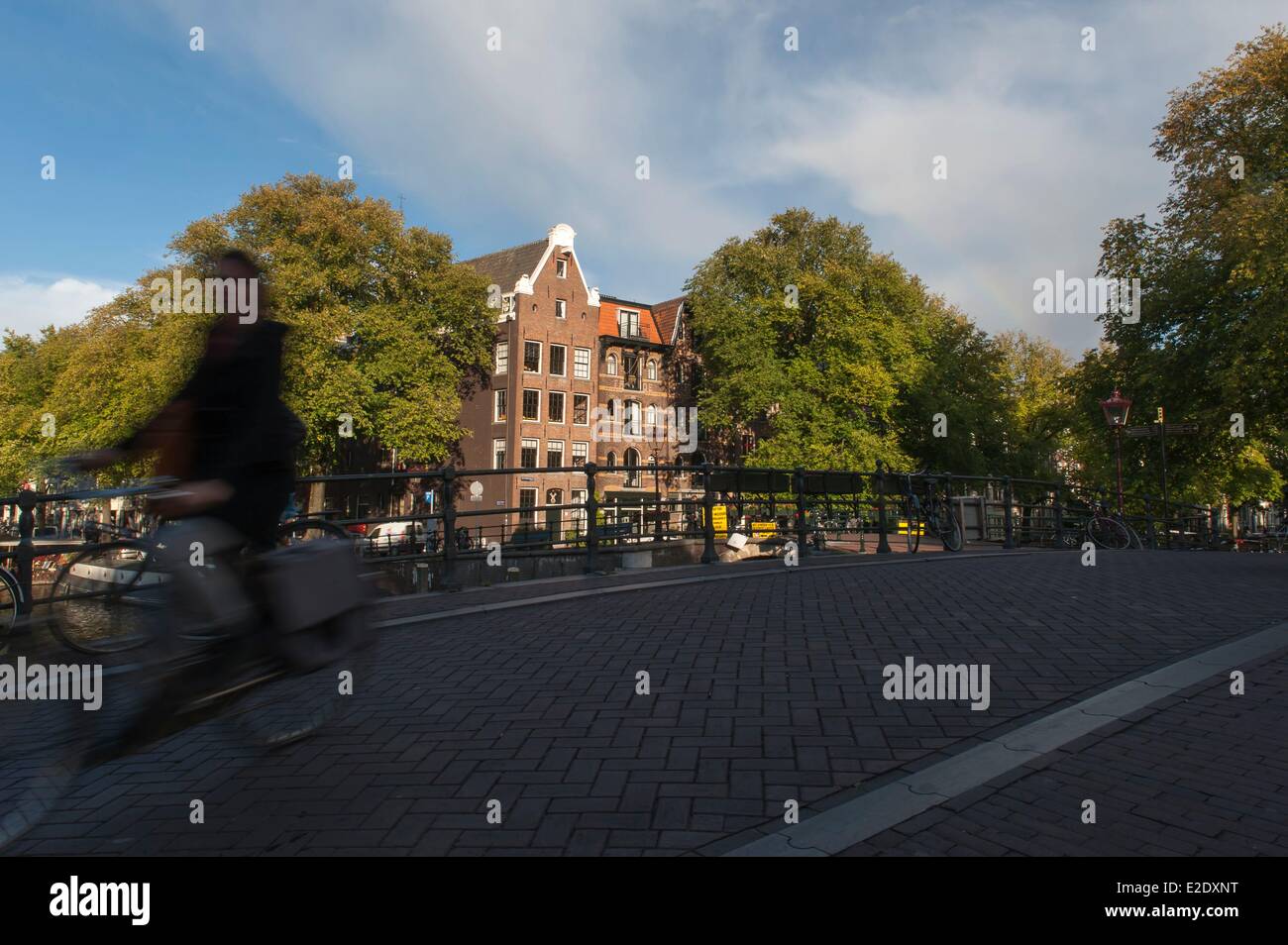 Niederlande Amsterdam Fahrrad auf einer Brücke im Vorbeigehen des Kanals Straße Brouwersgracht Stockfoto