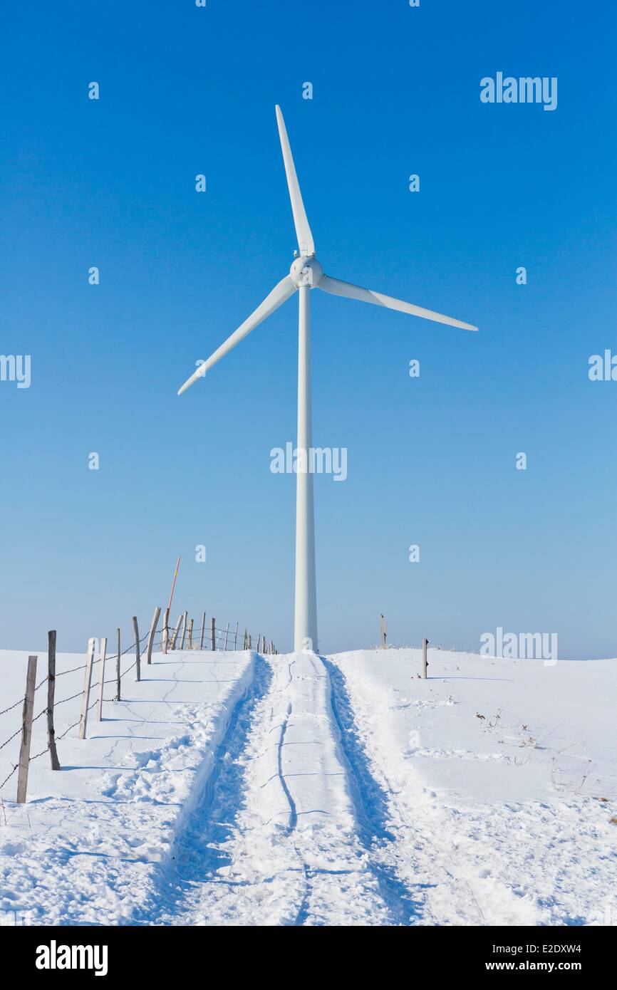 Frankreich Puy de Dome Wind Mühle verschneite Land Straße Plateau des Cezallier verschneiten Straße Parc Naturel Regional des Vulkane d ' Auvergne Stockfoto