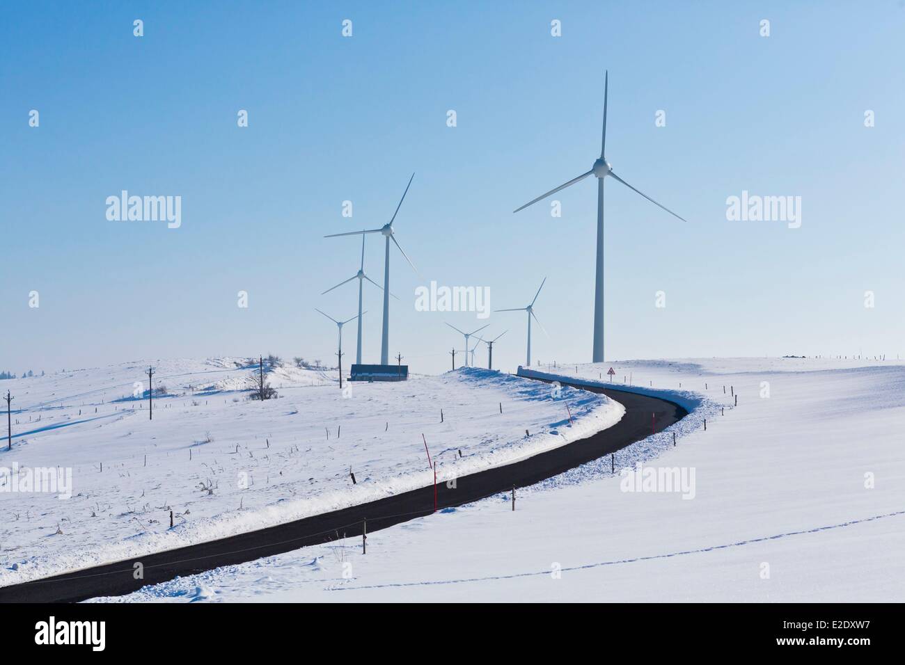 Frankreich Puy de Dome Wind Mühle verschneite Land Straße Plateau des Cezallier verschneiten Straße Parc Naturel Regional des Vulkane d ' Auvergne Stockfoto