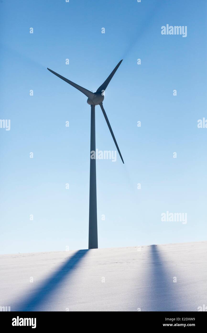 Frankreich Puy de Dome Wind Mühle verschneite Land Straße Plateau des Cezallier verschneiten Straße Parc Naturel Regional des Vulkane d ' Auvergne Stockfoto