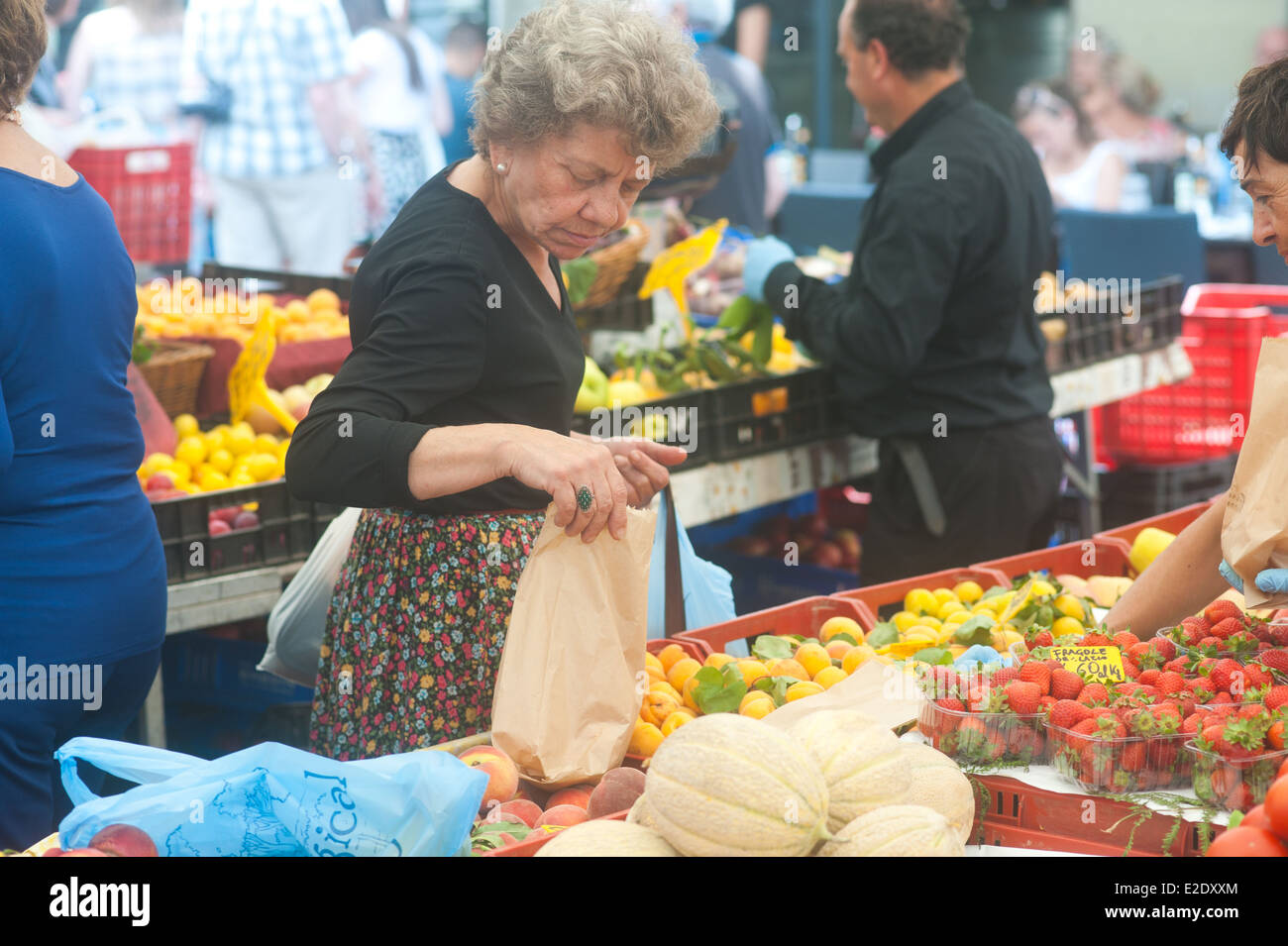 Rom Italien - Markt Menschen beim Einkaufen in Agrar-Campo dei Fiori Stockfoto