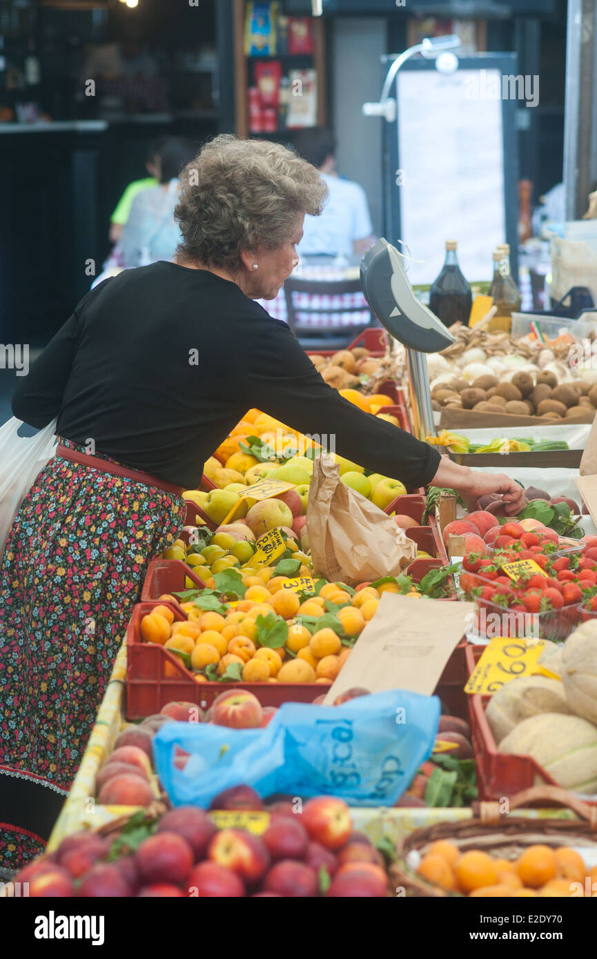 Rom Italien - Markt Menschen beim Einkaufen in Agrar-Campo dei Fiori Stockfoto