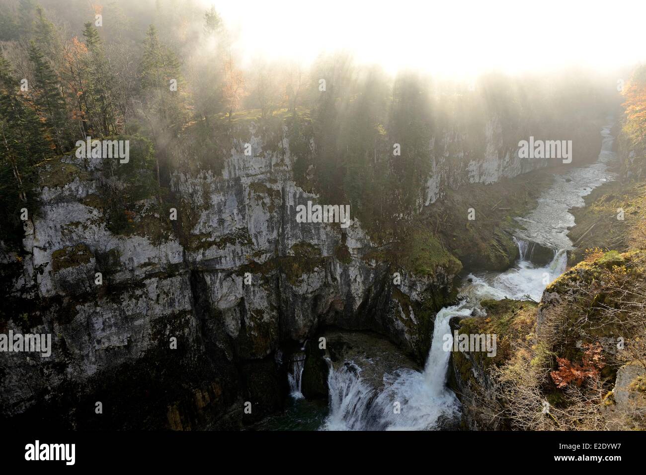 Frankreich-Jura in der Nähe von Champagnole Le Vaudioux Lemme Fluss Billaude Wasserfall Stockfoto