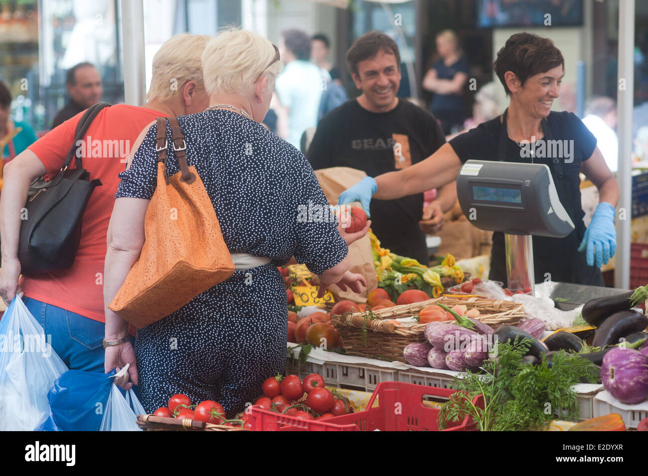 Rom Italien - Markt Menschen beim Einkaufen in Agrar-Campo dei Fiori Stockfoto