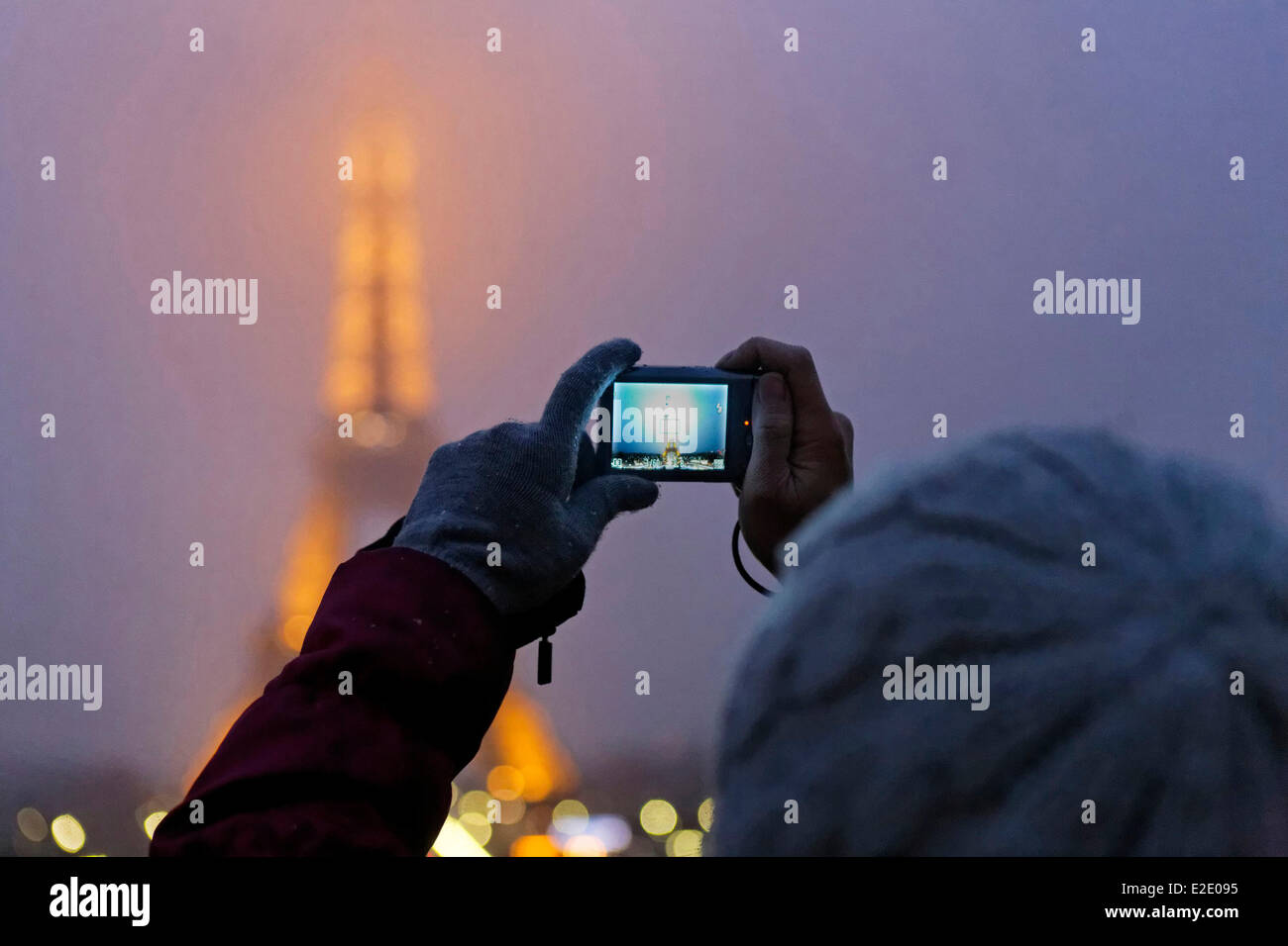 Frankreich Paris Touristen fotografieren den Eiffelturm beleuchtet (® SETE-Illuminations Pierre Bideau) Stockfoto