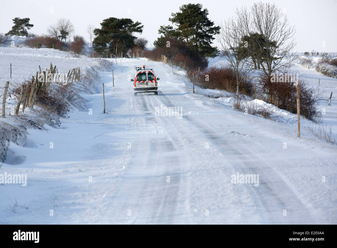 Frankreich Puy de Dome schneebedeckte Straße Parc Naturel Regional des Vulkane d ' Auvergne (regionalen natürlichen Parks von Auvergne Vulkane) Stockfoto