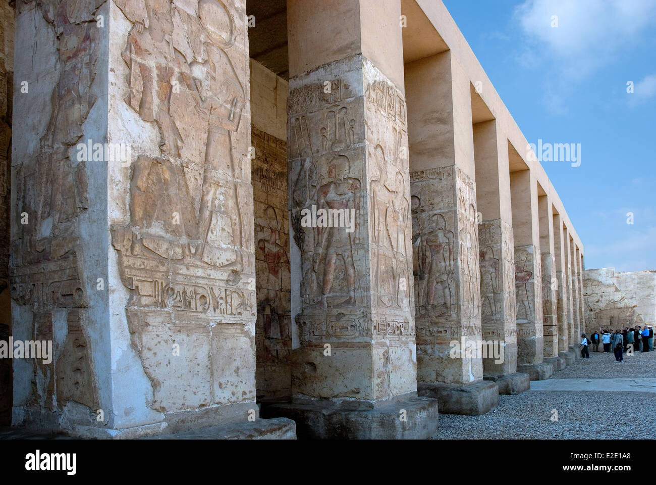 Die Kolonnade des Portikus des Sethi ich (1306-1290 v. Chr.) Tempel in Abydos Stockfoto