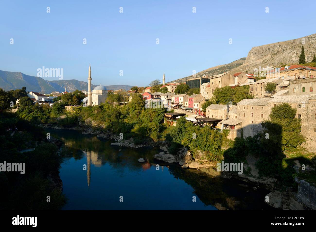 Bosnien und Herzegowina Mostar als Weltkulturerbe durch die UNESCO East District und dem Fluss Neretva Stockfoto