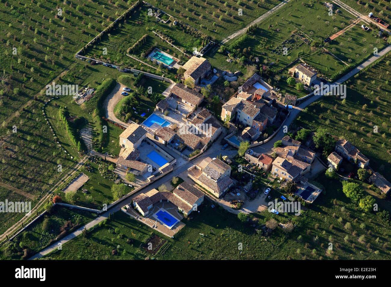 Frankreich Vaulcuse Luberon Rustrel Stadt Weiler beherbergt Les Viaux mit Schwimmbad (Luftbild) Stockfoto