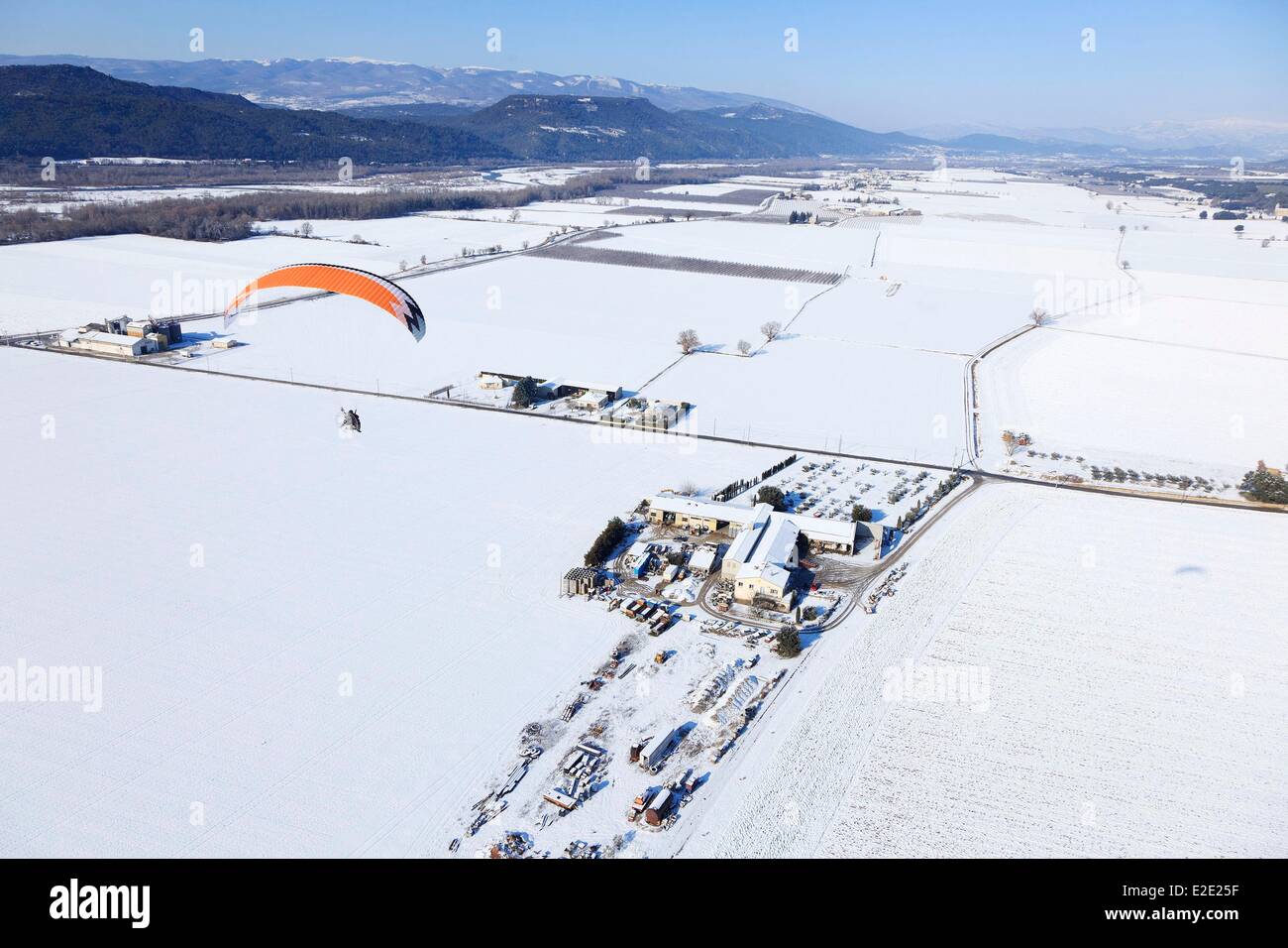 Frankreich Alpes de Haute Provence Les Mees fliegen Motorschirm oder powered Paragliding Schnee (Luftbild) Stockfoto