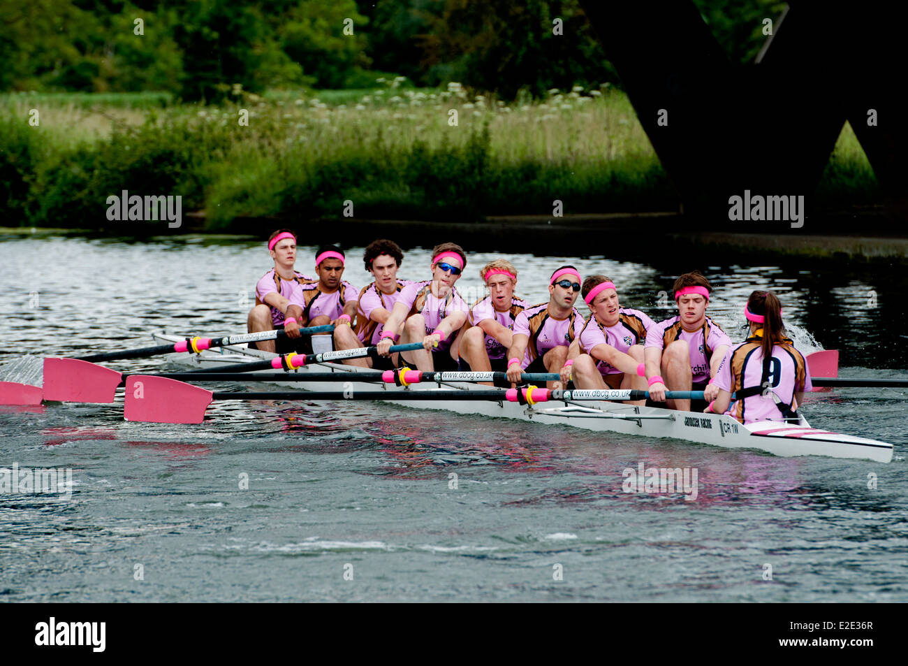 Cambridge kann Unebenheiten, ein Churchill College Männer acht Rudern an den Start eines Rennens Stockfoto