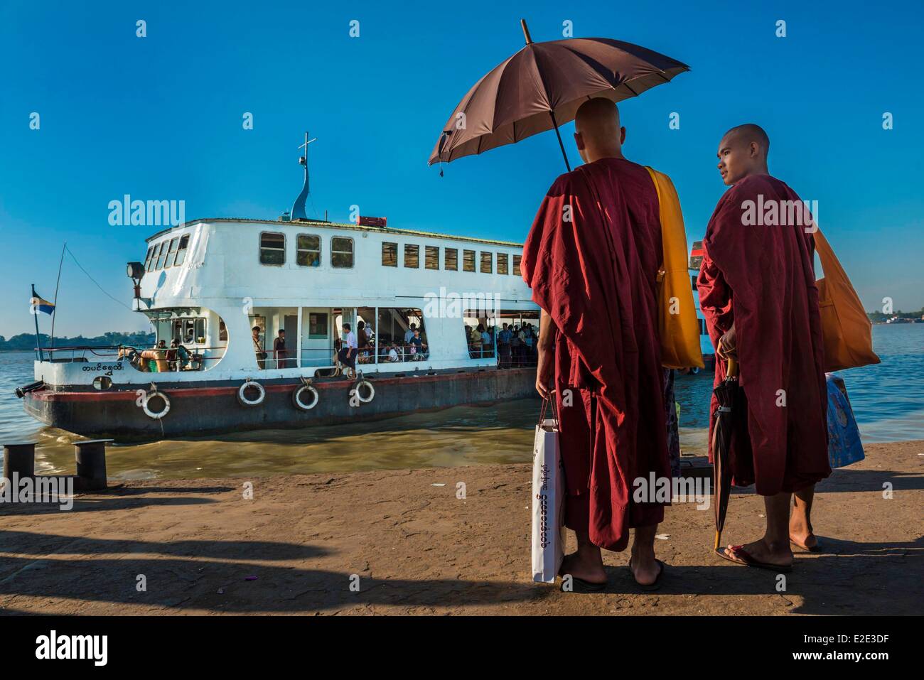 Myanmar (Burma) Yangon Division Yangon Irrawady Fluss (Ayeyarwady) Pansodan Steg Passagiere aussteigen auf der Fähre zu überqueren Stockfoto