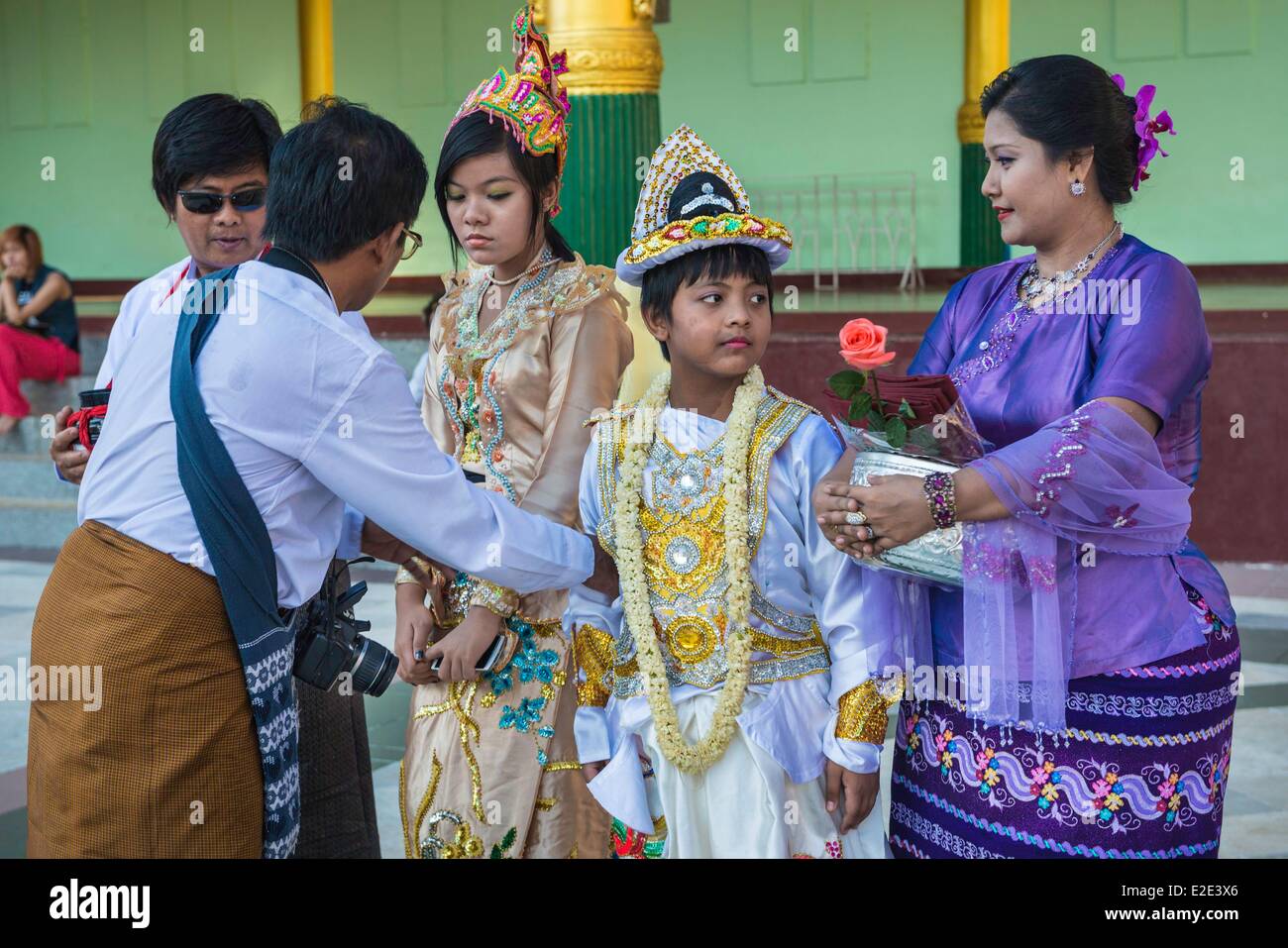 Myanmar (Burma) Yangon Division Yangon Singuttara Hügel in der Shwedagon Pagode Familienfoto während einer Zeremonie gab Stockfoto