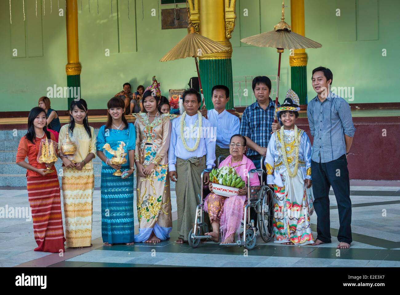 Myanmar (Burma) Yangon Division Yangon Singuttara Hügel in der Shwedagon Pagode Familienfoto während einer Zeremonie gab Stockfoto
