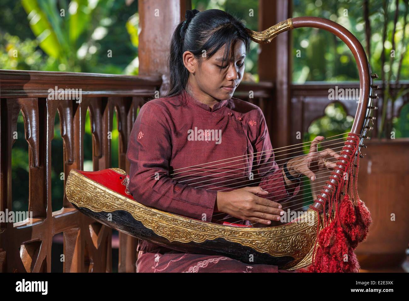 Myanmar (Burma) Yangon Division Yangon Gouverneur Residence Hotel Moh Moh San jungen Harfenistin des Hotels Stockfoto