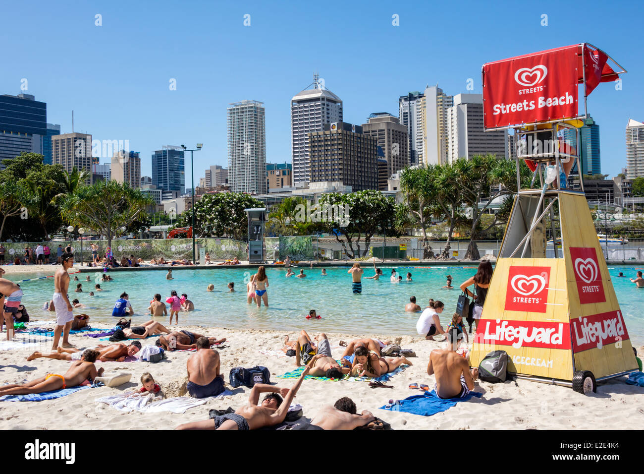 Brisbane Australien, Southbank Parklands, Streets Beach, Sonnenanbeter, Sand, Wasser CBD, Skyline der Stadt, Wolkenkratzer, Gebäude, AU140315048 Stockfoto