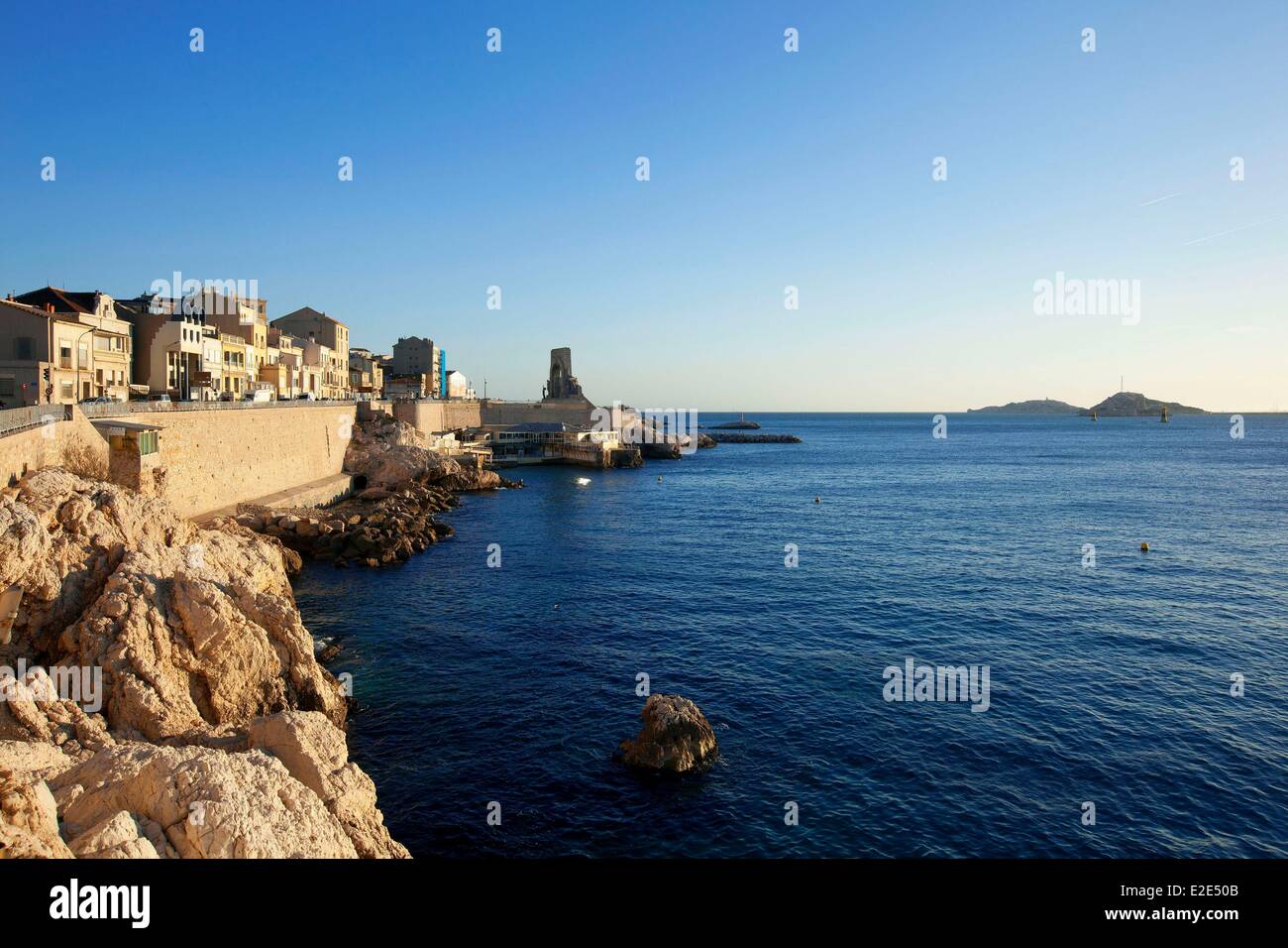 Bouches du Rhone in Frankreich Marseille Kulturhauptstadt 2013 Kultur Corniche JF Kennedy Memorial Ost-Armee im Hintergrund Stockfoto