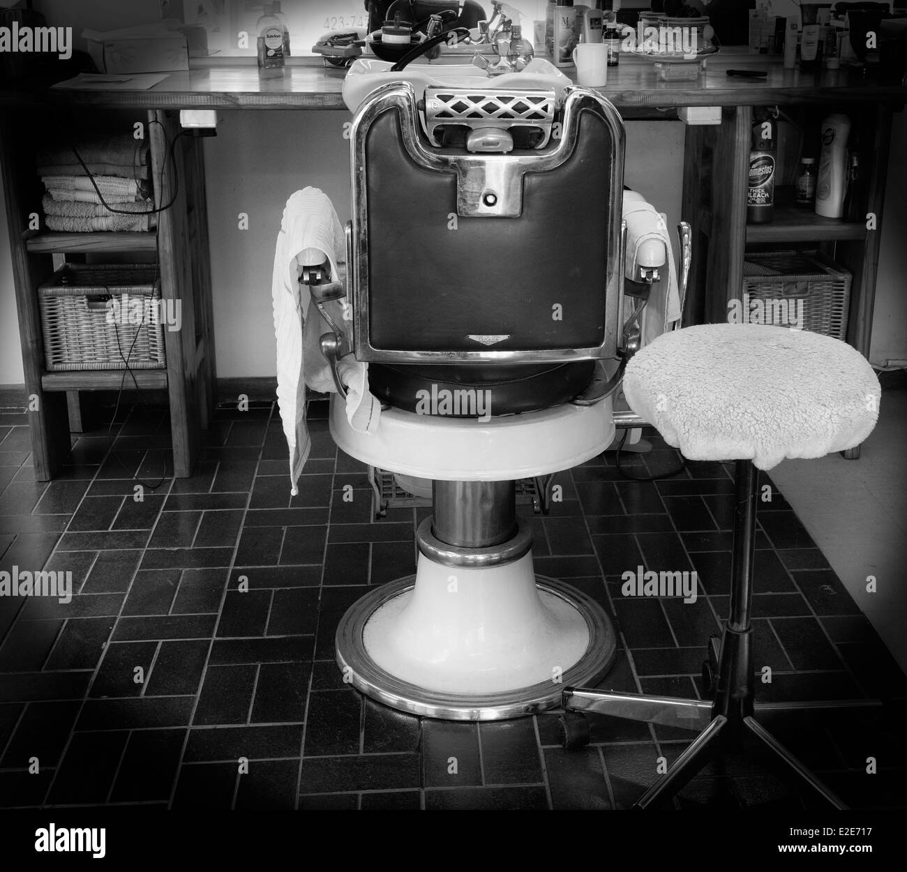 Schwarz / weiß Fotografie Friseur Stuhl in Friseure in Long Street, Kapstadt. Stockfoto