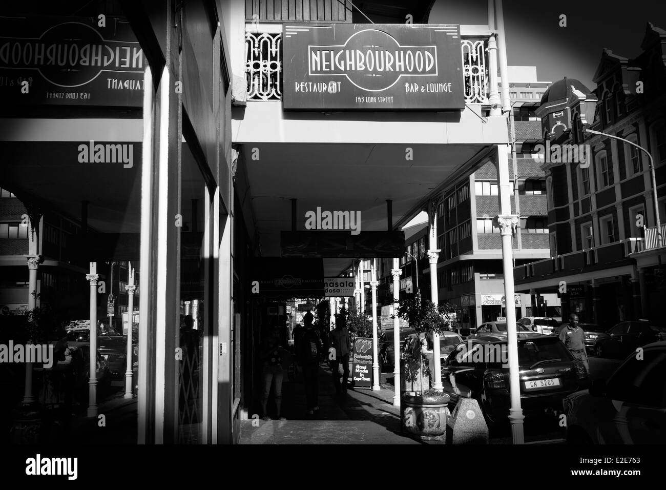 Schwarz / weiß Foto der Long Street, Kapstadt, Südafrika. Stockfoto