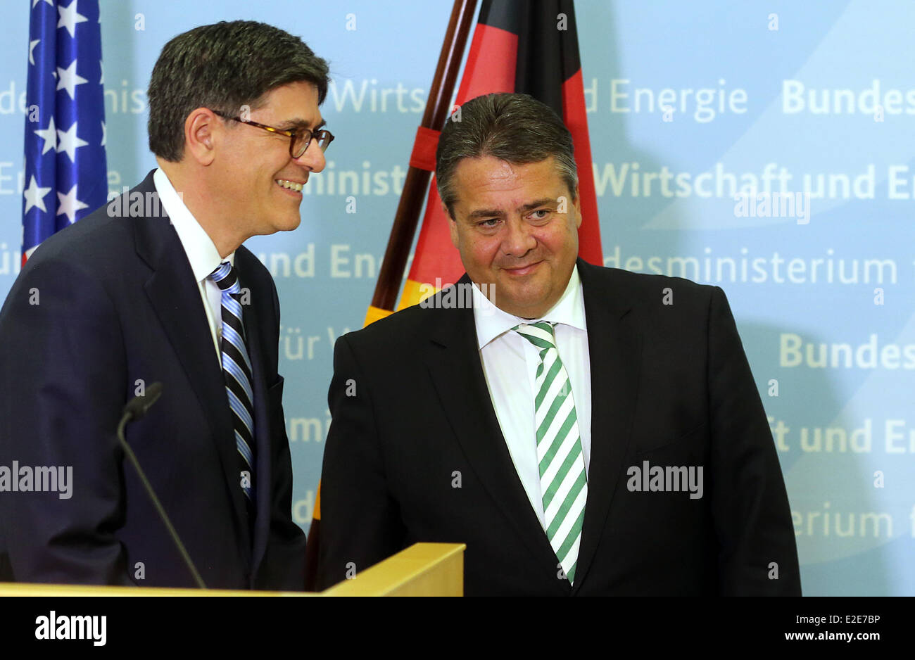 Berlin, Deutschland. 19. Juni 2014. Bundesminister für Wirtschaft, Mittelstand und Energie, Sigmar Gabriel (SPD) erhält United States Secretary Of The Treasury, Jacob Lew (L) beim Bundesministerium für wirtschaftliche Angelegenheiten in Berlin, Deutschland, 19. Juni 2014. Foto: WOLFGANG KUMM/Dpa/Alamy Live News Stockfoto