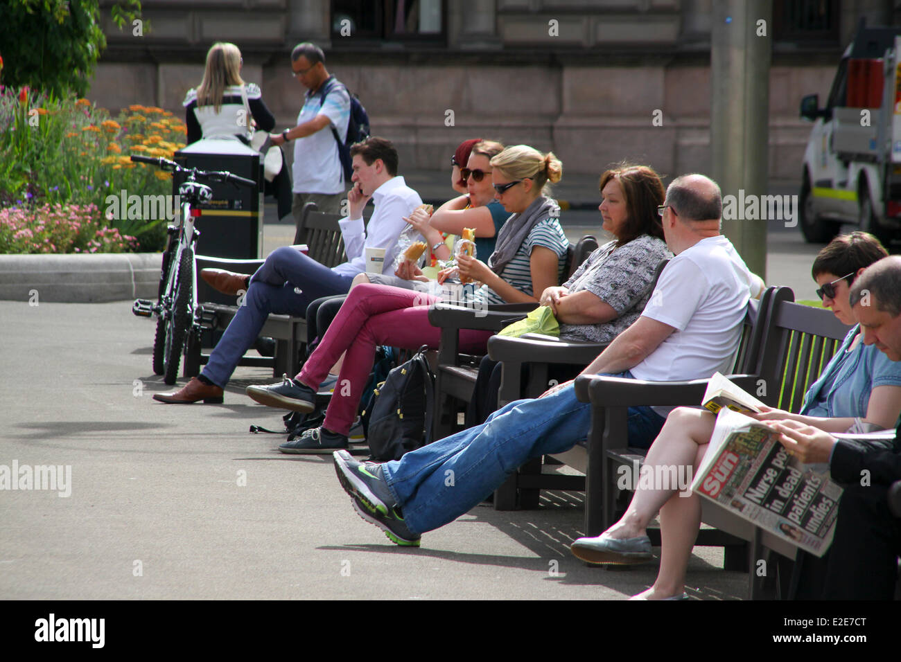 Glasgow, Schottland. 19. Juni 2014. Glasgower Shopper und Arbeitnehmer genießen eine seltene dritte Tag der Sonne um die Mittagszeit in George Square in der Stadt Zentrum Credit: ALAN OLIVER/Alamy Live News Stockfoto