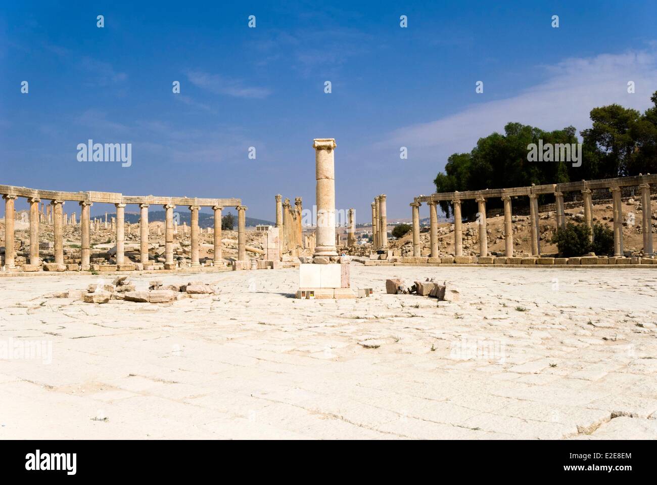 Jordan, Jerash, römische Decapolis Stadt Gerasa, Oval Plaza mit Kolonnade und ionischen Säulen Stockfoto