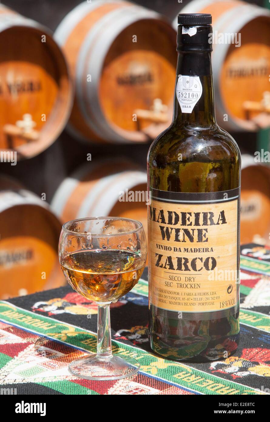Portugal, Madeira Insel, Funchal, Flasche und Glas Madeirawein Stockfoto