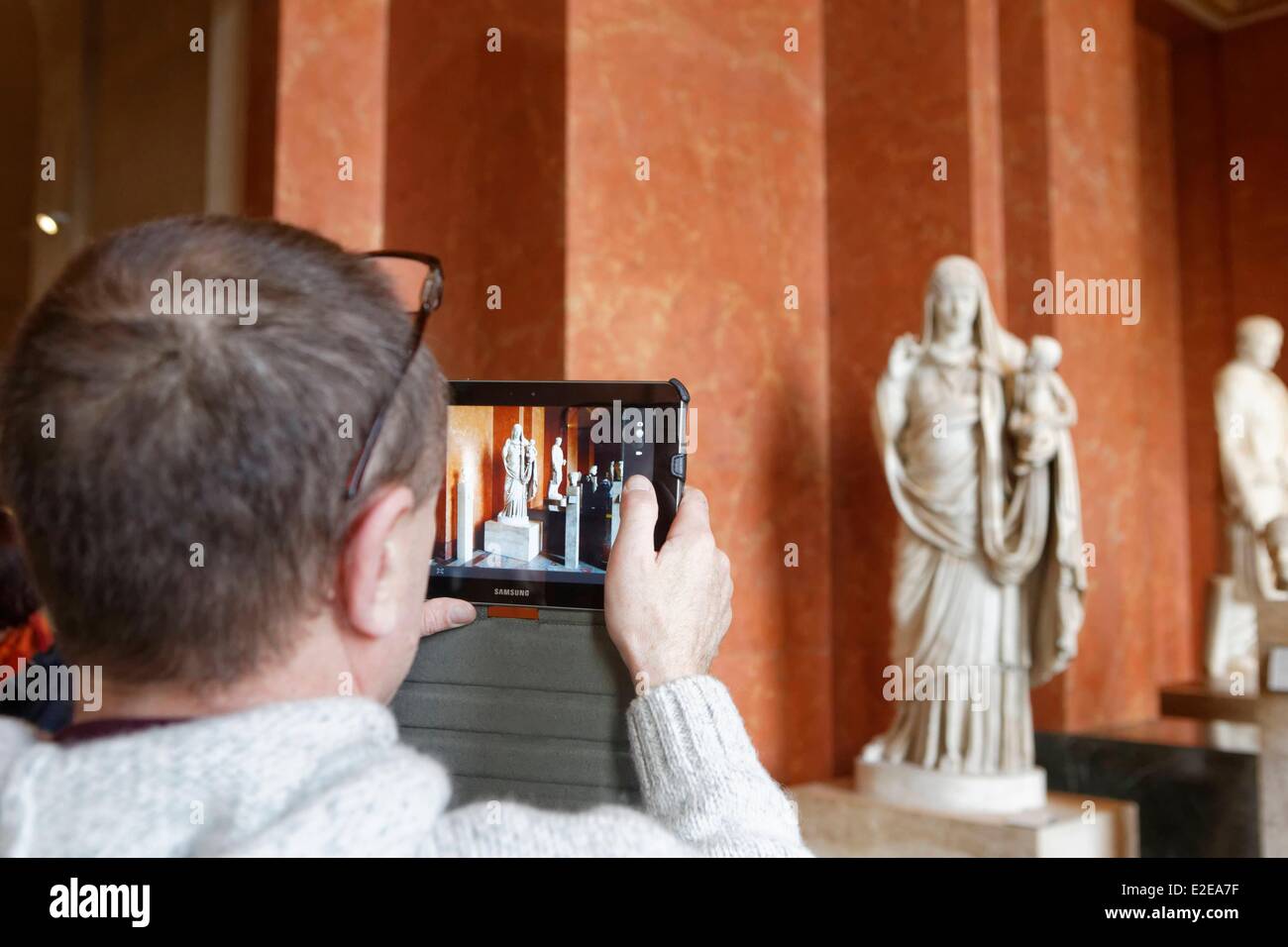 Frankreich, Paris, Musée du Louvre Museum, Museumsbesucher, die Statue von Art Romain Zimmer fotografieren Stockfoto