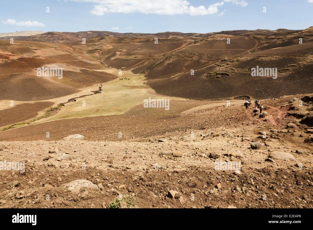 Äthiopien, Amhara Region, Debark, Simien Mountains National Park als Weltkulturerbe der UNESCO, Männer zu Fuß ins Tal aufgeführt Stockfoto