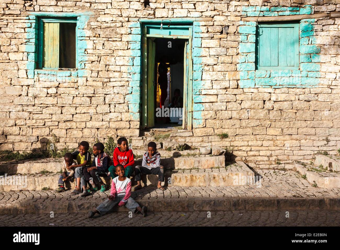 Äthiopien, Tigray Region Mekele, Kinder vor einem Haus Stockfoto