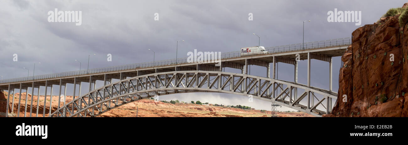 Page, Arizona - The Glen Canyon Dam Bridge führt einen FedEx LKW auf US 89, gerade unterhalb des Dammes. Stockfoto