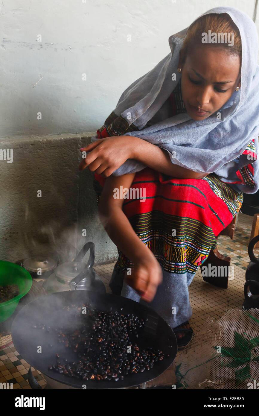 Äthiopien, Addis Abeba, junge Frau Rösten von Kaffeebohnen Stockfoto