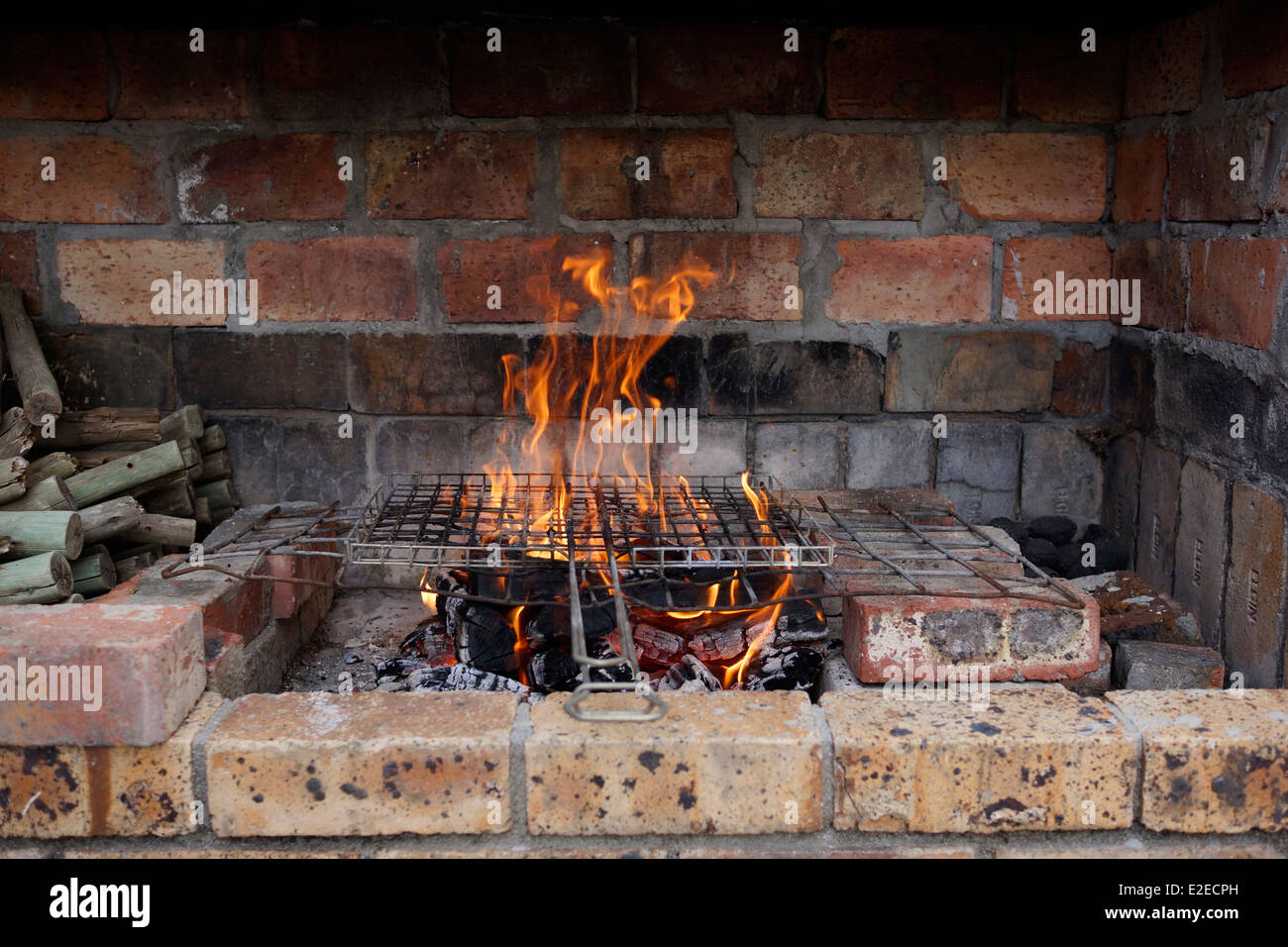 Feuer im Kamin, am Ort genannt "Braai" vom Grill. Stockfoto