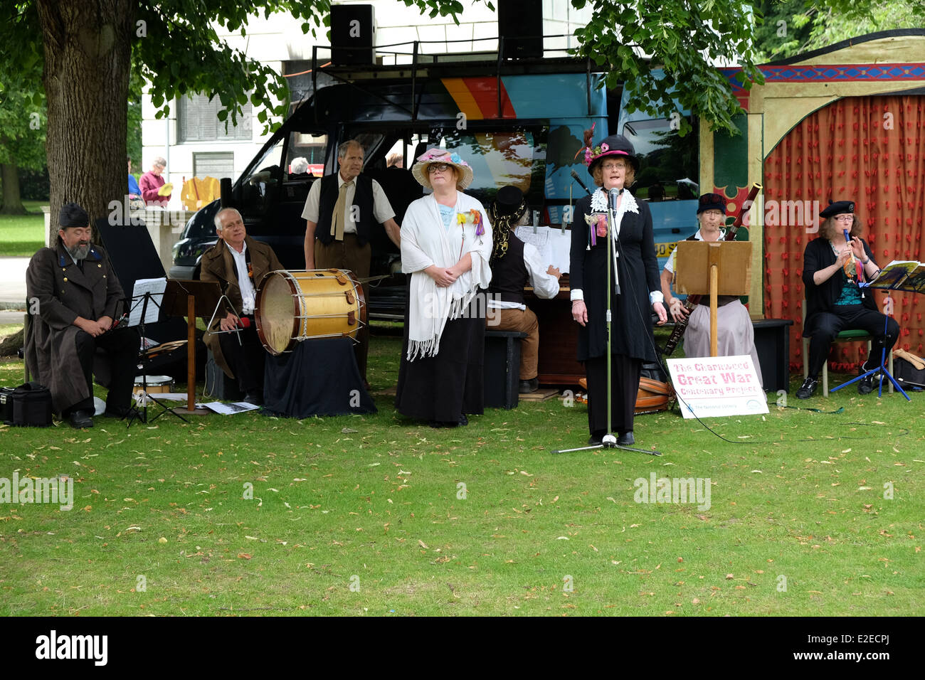 Sängerinnen und Sänger aus Charnwood großen Krieg centenary Project bei Picknick im Park loughborough Stockfoto