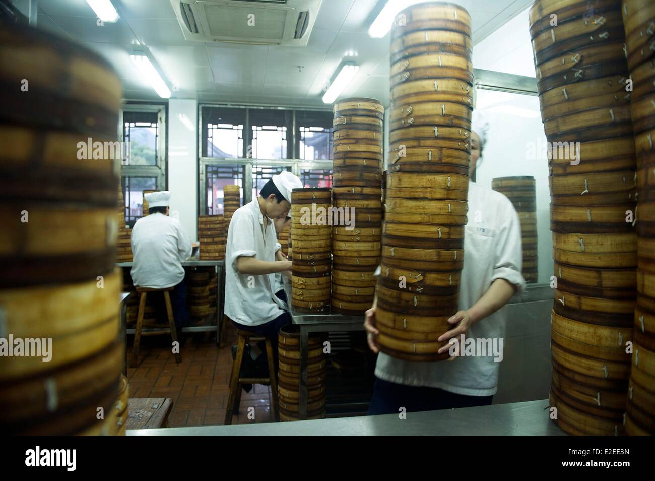 China Shanghai Nanshi Bezirk Yu Yuan Basar Köche bereiten Dim Sonne und Xiao long Bao (gedämpfte Teigtaschen) für das restaurant Stockfoto