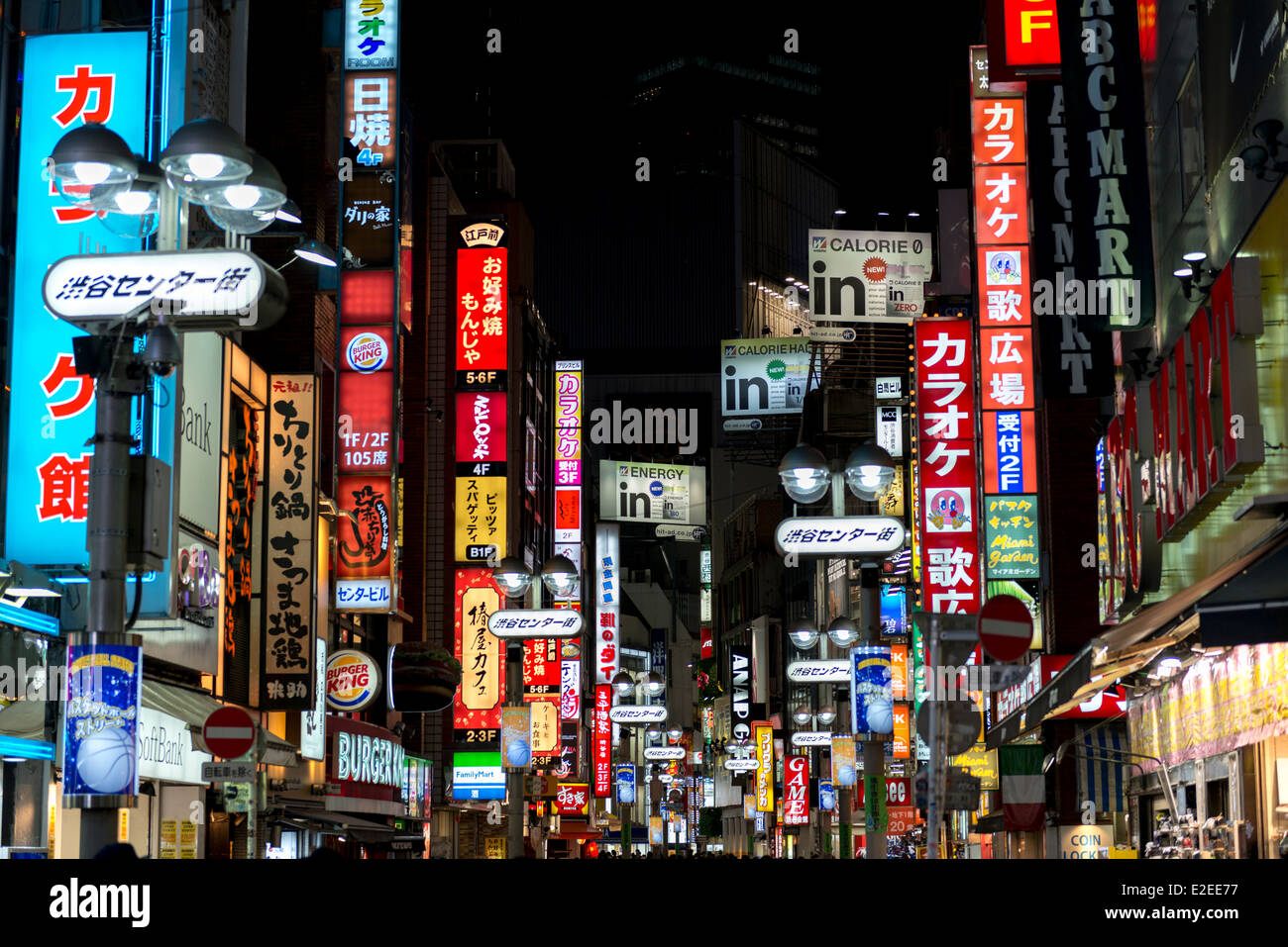 Die wichtigsten Gai oder Einkaufsstraße von den Einkaufs- und Unterhaltungsmöglichkeiten Stadtteil Shibuya in Tokio Japan Stockfoto