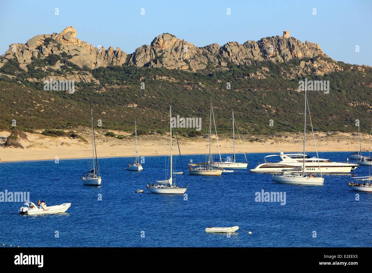 Frankreich, Corse du Sud (2A), Golf von Roccapina, Boote vor Anker, die Lion Roccapina im Hintergrund Stockfoto