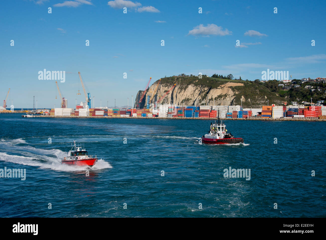 Neuseeland, Nordinsel, Napier. Hafengebiet Port. Schiffsanlegestelle Ladung und Container mit Pilot und Schlepper Boot. Stockfoto